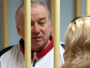 الاشتباه بتسميم عميل مزدوج روسي سابق وابنته بمادة لا تزال مجهولة