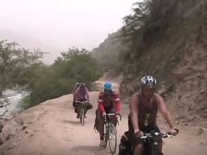 حادث اصطدام سيارة بمجموعة من السياح الأجانب كانوا يركبون دراجات هوائية في طاجكستان