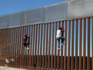 ترامب يقول إن المهاجرين غير القانونيين يمثلون خطرا على الأمن القوم