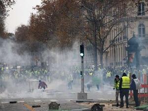 من المواجهات بين "السترات الصفراء" والشرطة الفرنسية في باريس / أرشيفية