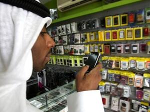 شاب سعودي يختبر بلاكبيري في متجر بجدة/أ.ف.ب