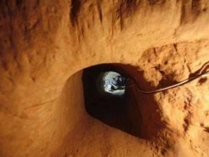 فوهة النفق تتعدى ثلاثة أمتار