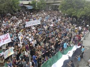 سوريون يتظاهرون في كفر نبل قرب ادلب
