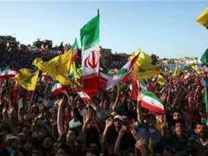 انصار حزب الله اللبناني في استقبال الرئيس الإيراني محمود أحمدي نجاد في بنت جبيل 