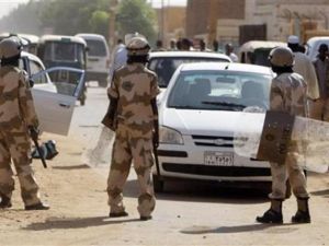 رجال شرطة بشارع في الخرطوم