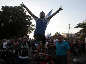 محتجون يطالبون بتنحي رئيس نيكاراغوا بعد اضطرابات خلفت 9 قتلى
