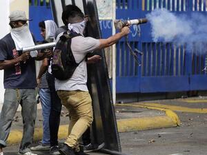 جاءت المظاهرات في البداية احتجاجا على فرض ضرائب جديدة 