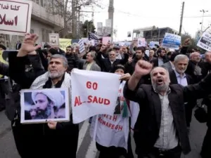 متظاهرون على اعدام رجل الدين الشيعي نمر النمر في طهران

