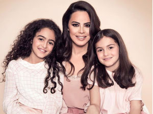 نورما نعوم وابنتيها (instagram.com/normanaoum)