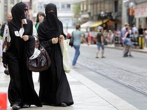بدأت الدنمارك تطبيق حظر ارتداء النقاب في الأماكن العامة
