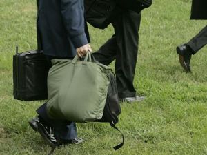 ماذا بداخل الحقيبة التي ترافق رئيس أمريكا أينما ذهب ؟