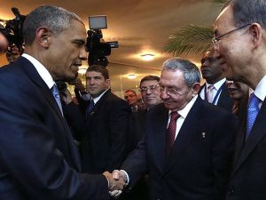 الرئيس الأمريكي باراك أوباما يصافح الرئيس الكوبي راؤول كاسترو 