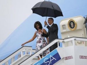 الرئيس الأمريكي باراك أوباما وزوجته ميشيل لدى وصولهما إلى كوبا
