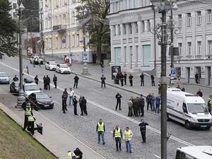 اعترضت الشرطة في الوقت نفسه سيارة محملة كمية كبيرة من ذخيرة المسدسات 