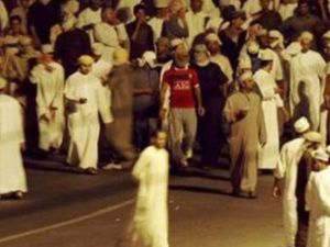 متظاهرون عمانيون يتجمعون خلال تظاهرات في صحار
