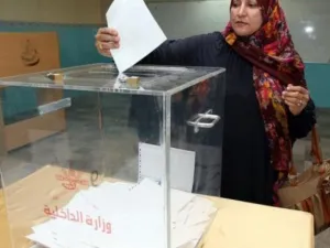 عمانية تدلي بصوتها في انتخابات مجلس الشورى في مسقط