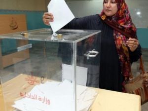 عمانية تدلي بصوتها في انتخابات مجلس الشورى في مسقط