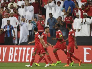 لاعبو عمان يحتفلون خلال المباراة
