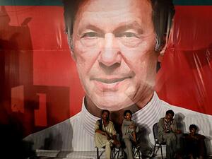 أدّى لاعب الكريكيت السابق، عمران خان (65 عاماً)، اليمين رئيساً للوزراء، السبت الماضي