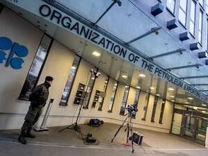 An Austrian soldier stands guard outside the OPEC headquarters in Vienna on November 29, 2016. (Joe Klamar/ AFP) An Austrian soldier stands guard outside the OPEC headquarters in Vienna on November 29, 2016. (Joe Klamar/ AFP)