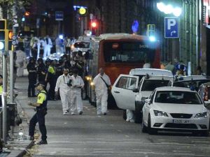 سبعة جرحى بعملية دهس في كامبريلس بجنوب برشلونة والشرطة تقتل خمسة أشخاص مشتبه بهم
