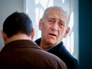 أوضح أولمرت أنه لم يصدر أي بيان لما قام به ضد إيران 