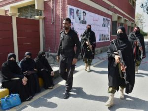 كوماندوس الشرطة الباكستانية في حرم جامعة باشا خان في بلدة شارسادا
