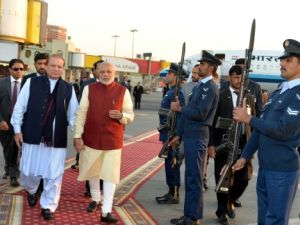 رئيس الوزراء الهندي يقوم بزيارة مفاجئة لباكستان
