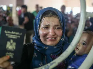فلسطينية على معبر رفح بانتظار سماح الاشقاء المصريين لها بالمرور