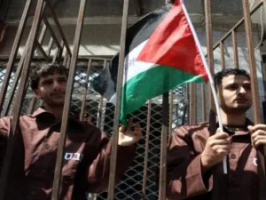 إسرائيل تقمع الأسرى بسجونها إثر احتجاجات على استشهاد زميلهم
