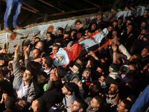 Palestinian mourners carry the body of Mohammed Zaghlwan during a funeral, for him and Labib Azzam, in the West Bank city of Nablus on March 2, 2016. (AFP/Jaafar Ashtiyeh)