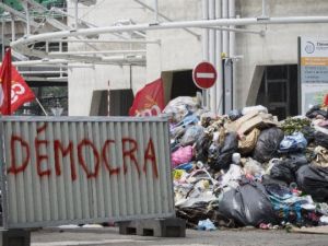 القمامة تتراكم في باريس