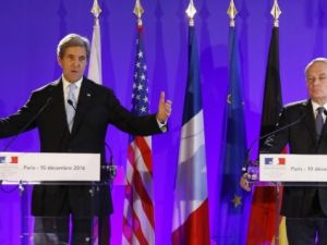 US Secretary of State John Kerry, left, and France's Foreign Minister Jean Marc Ayrault at a press conference after a meeting in Paris on December 10, 2016. (AFP/Patrick Kovarik)