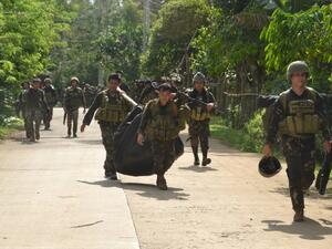 Philippine soldiers carry a body bag containing the body of a member of militant group Abu Sayyaf after their armed encounter at the village of Bongkaong, Patikul town, Sulu province on the southern island of Mindanao on August 26, 2016. (AFP/Stringer)