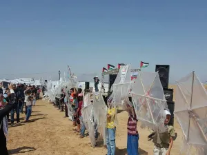 هدد رئيس الوزراء الإسرائيلي بنيامين نتنياهو بخصم مبالغ التعويضات، التي تقدمها الحكومة لأصحاب المزارع المحترقة