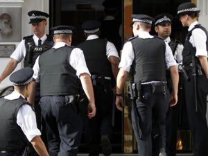 الشرطة البريطانية تعتقل نحو 50 في احتجاج لجماعة أنونيموس بلندن
