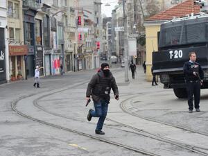 A Turkish policeman runs after an explosion on the pedestrian Istiklal avenue in Istanbul on March 19, 2016. (AFP/Bulent Kilic)
