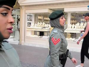 وأقرت المتهمة في تحقيقات النيابة العامة باعتدائها على الشرطي، كما اعترفت بعضه أمام محكمة الجنايات وطلبت الرأفة.