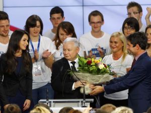 رئيس الحزب الفائز في الانتخابات البولندية يتلقى التهاني
