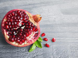 الرمان أحد أنواع الفاكهة الخريفية لذيذة الطعم

