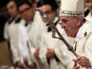 البابا يتعثر في الكنيسة للمرة الثانية في ثلاثة أيام