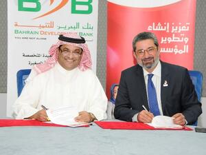 Mr Al-Aujan and Mr. Al-Amin signing the agreement