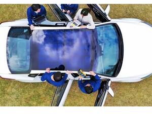 يتألف نظام الشحن بالطاقة الشمسية من الألواح الكهرضوئية وجهاز ضبط وتحكم بالإضافة إلى البطارية يتم شحنها عندما تقوم اللوحة الشمسية بتحويل الضوء إلى طاقة كهربائية