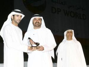 محمد المعلّم، نائب الرئيس الأول ومدير عام موانئ دبي العالمية يتسلم الجائزة من الشيخ حمدان بن محمد بن راشد آل مكتوم ولي عهد دبي
