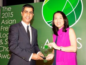 Rashid Abdulla, Senior Vice President and Managing Director, DP World Asia Pacific Region receives the award at the Asian Freight, Logistics and Supply Chain Awards 2015 in Hong Kong