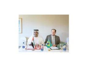 سيف السويدي خلال توقيع الاتفاقية