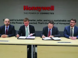 Erik Solheim, executive director, UN Environment, and Norm Gilsdorf, president, Honeywell high growth regions, Middle East, Russia, Turkey, and Central Asia, at the MOU signing.