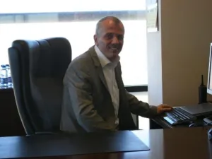 ييبي ينسين، رئيس تنفيذي جديد