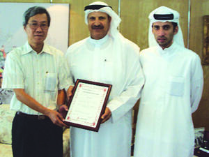 Sultan Al Habtoor and Ahmed Al Habtoor receiving the Mitsubishi Parts Sales Achievement Award FY 2010
