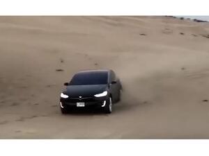 سيارة تيسلا نموذج X التي يبلغ سعرها نحو 250 ألف درهم، تخضع لاختبارات قاسية في صحراء دبي.